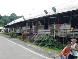 Rumah Panjang Mongkos terletak berdekatan sempadan sarawak/Kalimantan Indonesia di Bahagian Serian.